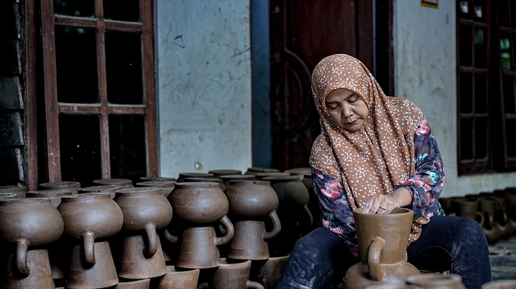 Evi - Klaten, centrala Java - keramiktillverkare. Evi är en av Amarthas kunder som driver en traditionell keramikverksamhet. Det som började på hennes bakgård har nu nått hem ända till Frankrike genom hennes handgjorda föremål.