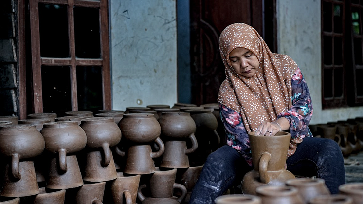 Evi – Klaten, Central Java – Pottery Maker. Evi is one of Amartha’s customers who runs a traditional pottery business. What started in her backyard has now reached homes all the way in France through her handcrafted pieces.