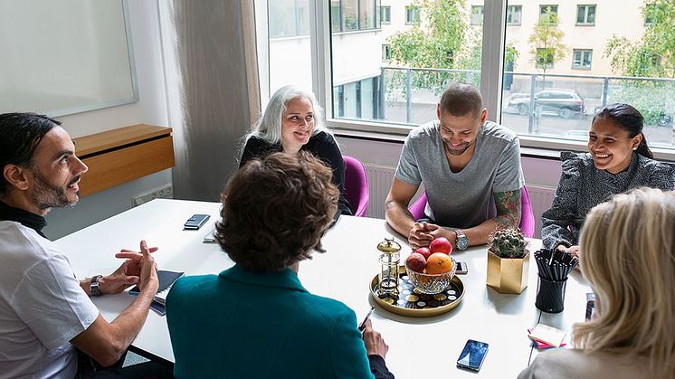 En god organisationshälsa innebär en arbetsplats med låg andel arbetsmiljöproblem och låg andel ohälsa. Foto: Scandinav, johner.se