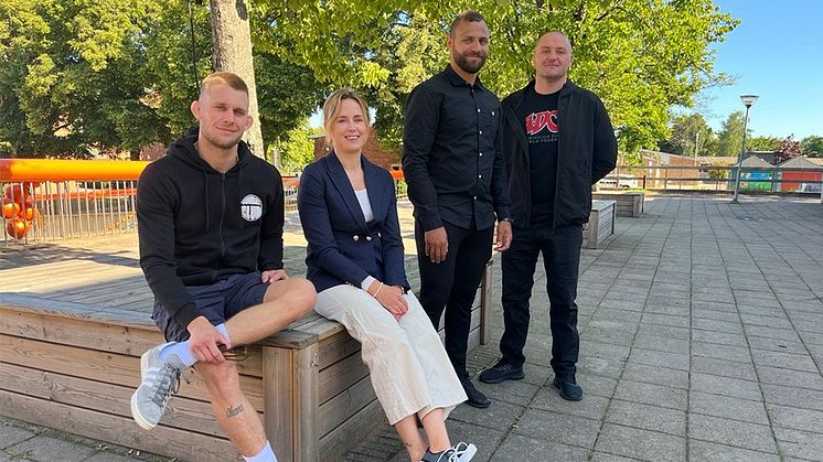 Samling vid Drottninghögs centrum för att uppmärksamma etableringen. Från vänster: Adam, ﻿Helsingborg Combat Club,  Mikaela, Helsingborgshem, Mohammed, Sweet House Café och Zoltan, Helsingborg Combat Club.