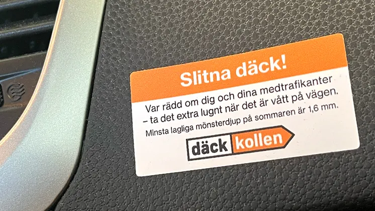 Dekal som upplyser om att bilen har slitna däck och uppmanar föraren att ta det extra försiktigt när det är vått på vägen.