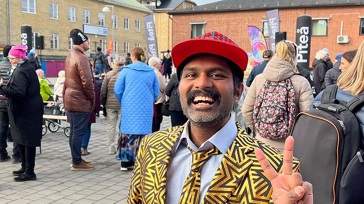 Joakim Larsson var gladast och festligast på måndagens vernissagen av fotoutställningen Allas lika värde.       Foto: Piteå kommun