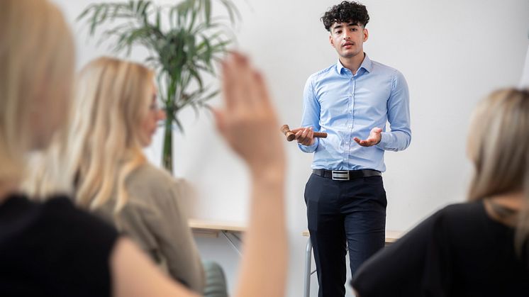 Vem beslutar om styrelsearvodet?