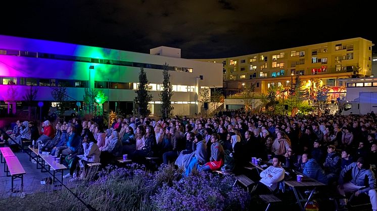 Fjorårets utekino ble svært populær hos studentene med flere hundre fremmøtte. 