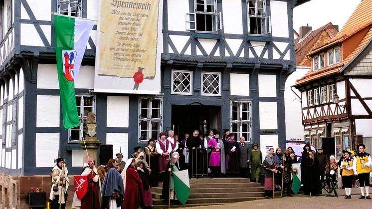 Vor dem Historischen Rathaus in Uslar verteilen auch heute noch die Ortsratsmitglieder beim Spenneweih Spennewecken (Brote)
