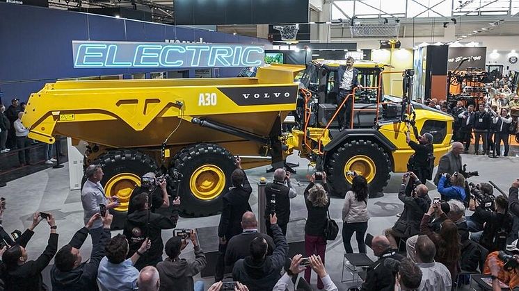 Volvo Construction Equipment visar upp världens första eldrivna dumper bland sina utsläppsfria produkter på Bauma 2025