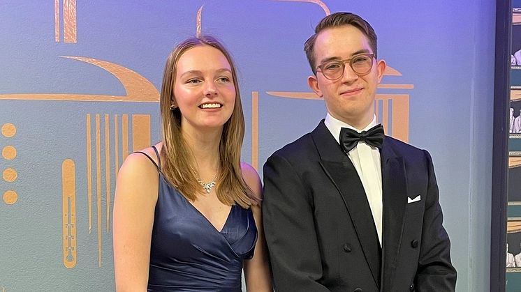 Alva Jacobsson och Gabriel Anderot Selerud från Västervik anordnade i år en gala för Världens Barn och samlade in över 60 000 kronor. Foto: Privat. 