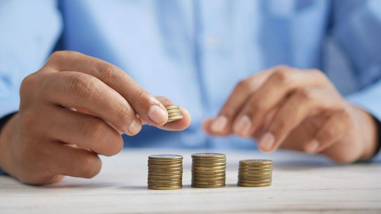 De höga räntorna i Sverige påverkar byggbranschen genom minskade investeringar, lägre efterfrågan på bostäder och ökad osäkerhet, vilket leder till färre projekt och en mer utmanande marknad.