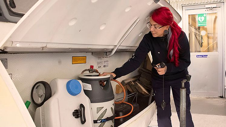 En besiktningstekniker gör en gasolkontroll på en husvagn. Foto: Bilprovningen