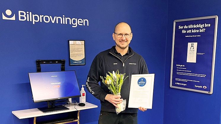 Jonas Gefvert på Bilprovningen i Karlstad-Herrhagen utsågs till månadens medarbetare i december 2024. Foto: Bilprovningen