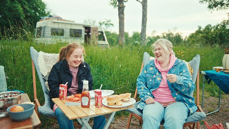 Ida Johansson och Emma Örtlund från Glada Hudik-teatern i nya filmen "Det kunde varit vi"