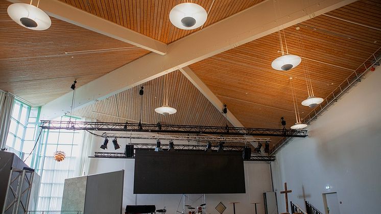 Den klassiska och stilfulla armaturen Fata Morgana i Ulriksbergskyrkan i Växjö.