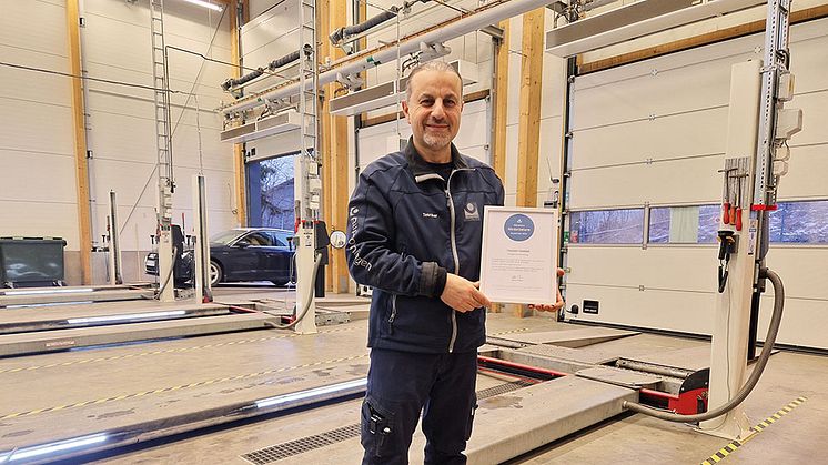 Hussam Haddad på Bilprovningen i Kungens Kurva utsågs till månadens medarbetare i november. Foto: Bilprovningen