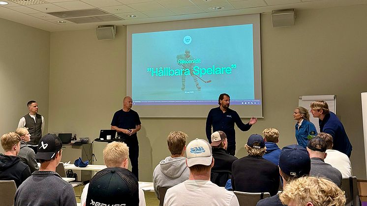 Oscar Larsson och Mats Sundin från IMR presenterar resultaten från enkäten tillsammans med Erik Zachrisson, Klara Stenberg och Anton Hedman från SICO