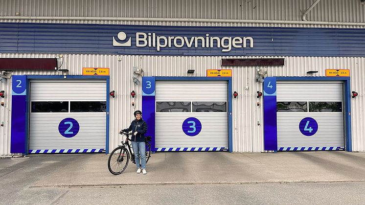 Johanna Brunge Grant, hållbarhetsansvarig på Bilprovningen, tar elcykeln istället för bilen under milen  Foto:Bilprovningen