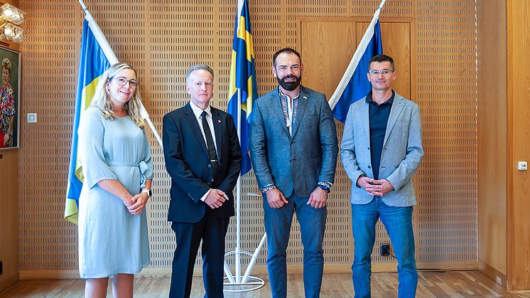 Fr vänster: utredare på kansliet Malin Lövdahl, stadsarkitekt Joel Tufvesson, Pervomaiskyis borgmästare Mykola Baksheiev och vice borgmästare Anton Orekhov.