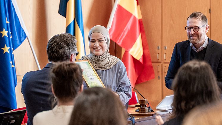 En överraskad Hebba Abdul Rahim, förste förskollärare på Grönebo förskola tar emot priset som årets medarbetare. 