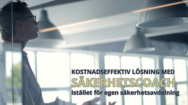 En säkerhetscoach presenterar aktuella risker och sårbarheter under ett veckomöte på företaget.