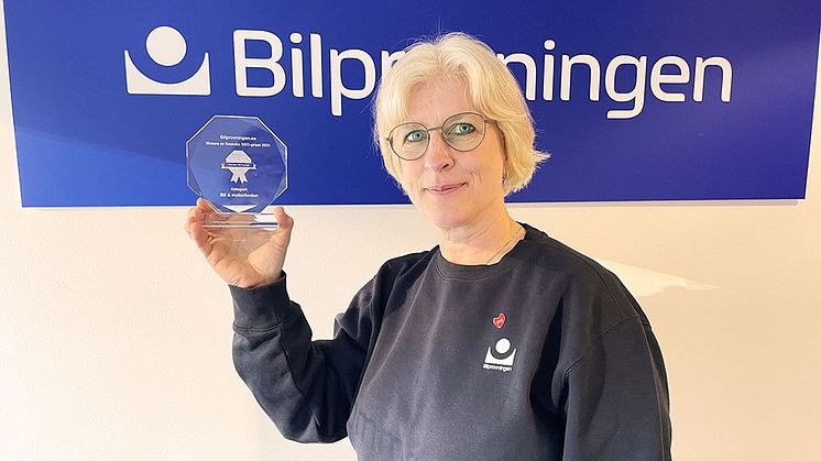 Eva Casserstedt, digitalansvarig på Bilprovningen, tog emot det fina priset Foto: Bilprovningen