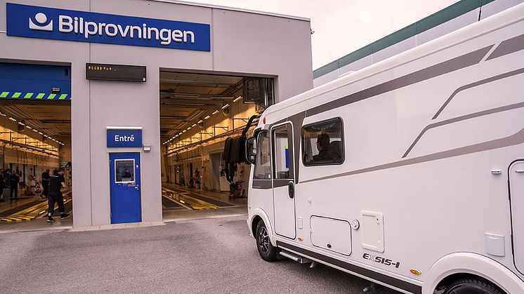 En husbil på väg in i besiktningshallen på en station för kontrollbesiktning. Foto: Bilprovningen