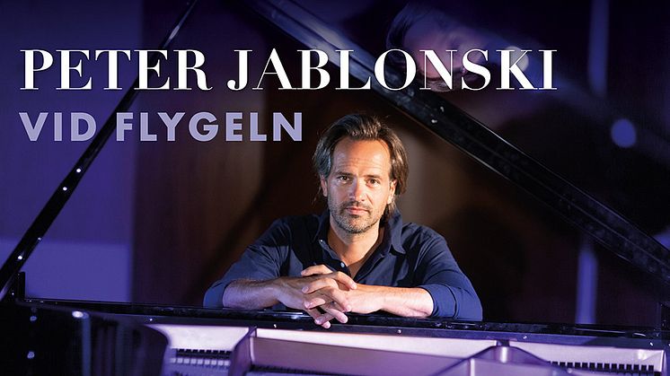 Peter Jablonski vid sin flygel. Han ger i vår tre konserter i Karlskrona Porslinsmuseum. Foto: Renato Bianchini.