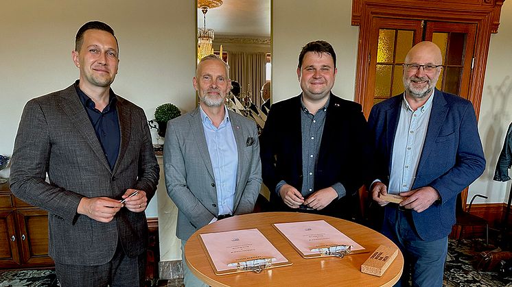 Robertas Buckus, vd Kaunas Metal, Stefan Dalin, ordförande Torsboda Industrial Park, Niklas Säwén, vice ordförande Torsboda Industrial Park, Vaidas Repečka, ekonomichef Kaunas Metal vid signeringen.