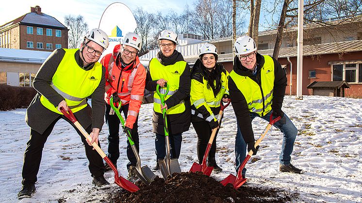 Jimmy Blomqvist Larsson (S), styrelseordf. Signalisten, Jonas Petersson, regionchef Veidekke Bygg Stockholm, Sara Kukka-Salam (S), kommunstyrelsens ordf. i Solna stad, Vanessa Santos, projektledare Signalisten och Lars Jolérus, vd Signalisten.