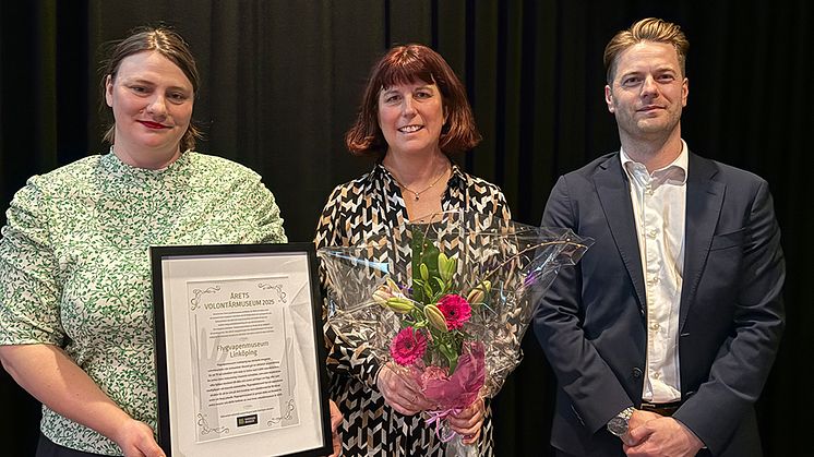 På bilden med mottaget pris: Sofia Svalmark, arkivarie, Jenny Helsing, publik chef och Per Stålebro, samlingschef.