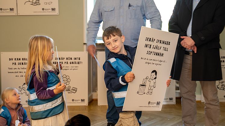 Barn från förskolan Boken har varit med och tagit fram budskap mot nedskräpningen i Kronetorp. Nu har budskapen hängts upp på alla sopstationer i området.