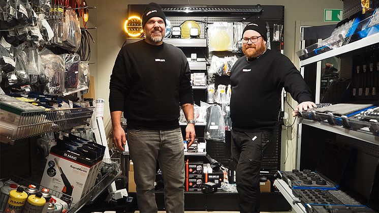 Abkatis säljare Jonas Vånsjö tillsammans med Billy Smedqvist.