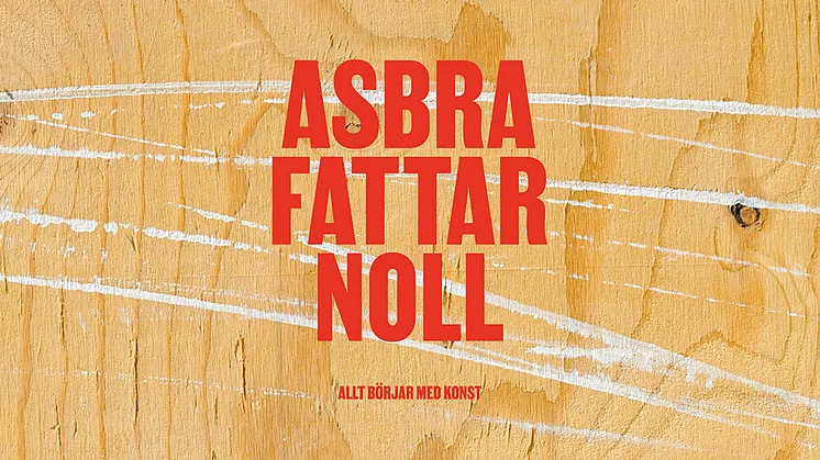 Texten "Asbra fattar noll, allt börjat med konst" på en plywoodskiva
