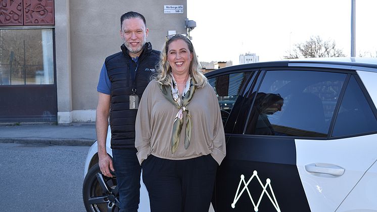 Anders Jonsson, Bid Manager, och Maria Balsam, försäljningsdirektör. På bilden saknas Joachim Magnusson, Bid Manager, som är en del av teamet som ansvarade för upphandlingen.