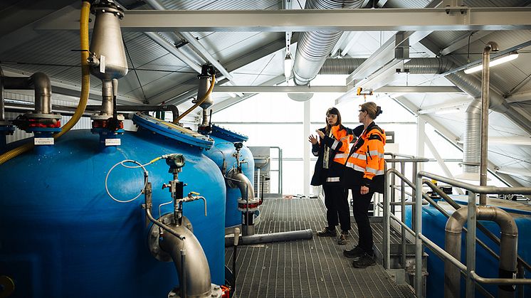 På Renovas deponianläggningar Tagene och Fläskebo utanför Göteborg renas lakvattnet från PFAS och andra organiska föroreningar med aktivt kol. Här inspekterar Lisa Bindgård, miljö- och utredningschef (t v), och Viktoria Edvardsson reningen på Tagene.