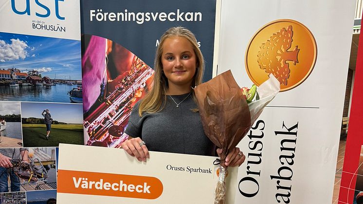 Lovia Thorvall tar emot Orusts Sparbanks ungdomsledarstipendium 2024.