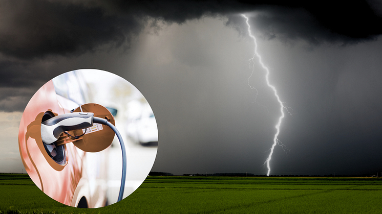 En blixt slår ner nära en elbil som laddas vilket visar risken för överspänningar och skador på laddboxen och bilens elsystem