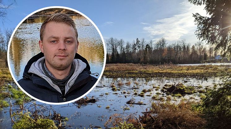 Christoffer Hallbäck, Uppsala kommun. I bakgrunden syns den restaurerade Vedsjön i Burvik, ett av de projekt som han arbetat med i sin roll som vattensamordnare. Foton: Ville Feltelius, VA-guiden.