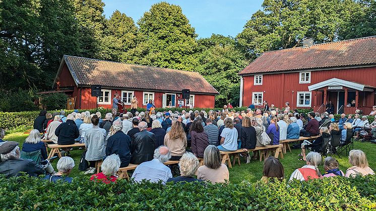 Underhållning vid Gräfsnäsgården i Slottskogen 2024. Foto: Niklas Karlsson