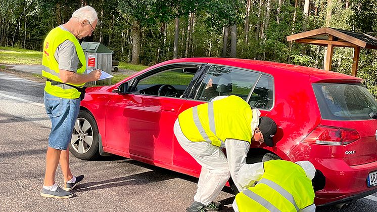 Vid Däckkollen ger NTF bilisten goda råd medan specialister undersöker däcken. Bilisten får bland annat reda på mönsterdjupet och trycket i bilens alla fyra däck.