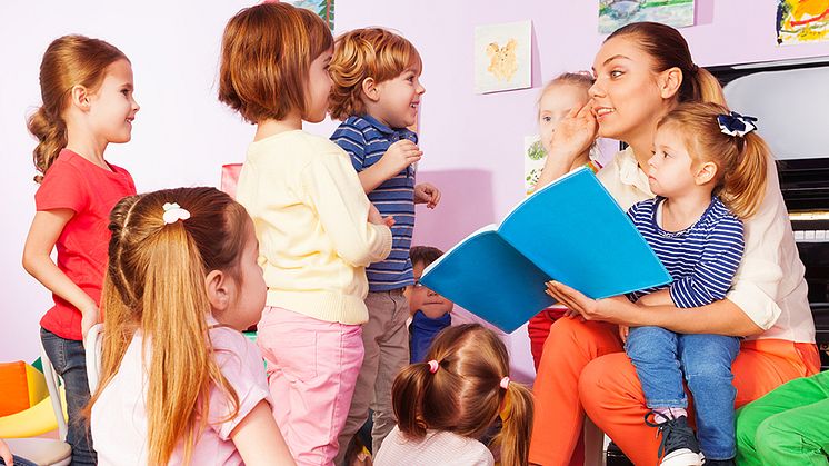 Läsning och språkutveckling är viktiga delar av förskoleverksamheten i Burlövs kommun.  Här har förskolorna egna bibliotek samtidigt som vi samarbetar med kommunens bibliotek för att hjälpa barnen utvecklas i sitt lärande.