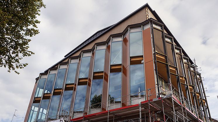 Exteriör på nya Kristinehallen i Falun, husfasad med stora glaspartier.
