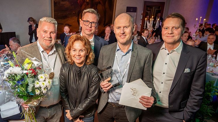 ASSA ABLOY Opening Solutions glada vinnare av Årets Leverantör 2024 tillsammans Elektroskandias prisutdelare.