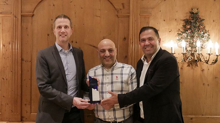 (v.l.n.r.) Managing Director Operations der Assmann Holding GmbH, Phil Penninger, gratuliert den Managing Directors der Assmann Bilişim Çözümleri A.Ş., Tolga Gürol und Mehmet Kalle, zum Jubiläum