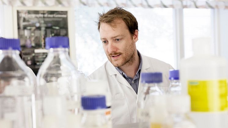 Pete Williams i glaukomlaboratoriet på S:t Eriks Ögonsjukhus. Foto Johanna Hanno.