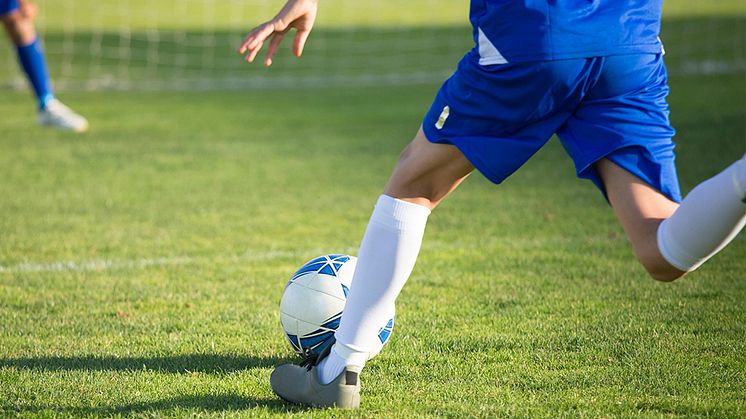 Fotbollsspelare på en gräsplan.