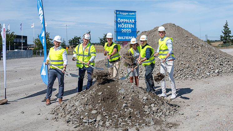 Från vänster: Kristian Hallin Biltema Real Estate AB, Eric Löf JJE Bygg och Konsult AB, Johan Gerdevåg Biltema, Sara Vestering (M) kommunalråd Burlövs kommun, Fredrik Löfqvist, kommundirektör i Burlövs kommun och Martin Norrman Biltema Real Estate AB