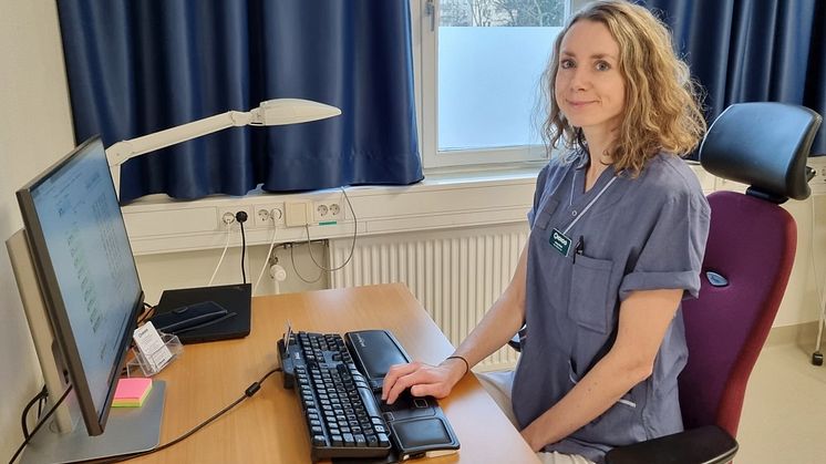 ​Jenny Nord, fysioterapeut på rehabmottagningen på Norrtälje sjukhus, forskar om huruvida en digital artrosskola är likvärdig med en traditionell.