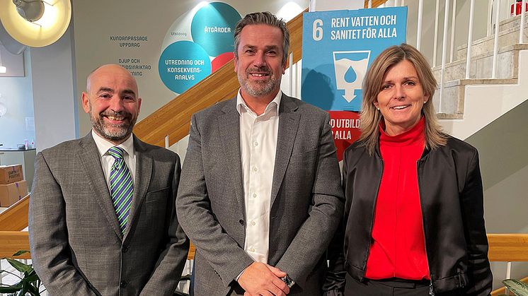 Alejandro Jiménez, direktör för SIWI-WASH tillsammans med IVL:s vd John Rune Nielsen och Anna Söderholm, vice vd och chef för den internationella verksamheten på IVL. Foto: Anna Holmquist/IVL