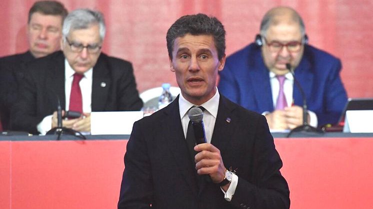 Otto Drakenberg debatterar jämställdhet vid FIE-kongressen i Paris 2017. I bakgrunden syns FIE:s generalsekreterare Emanuel Katsiadakis från Grekland och president Alisher Usmanov som representerar Ryssland.