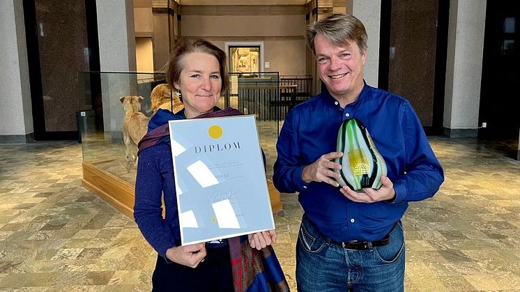 Catharina Hammarskiöld och Martin Bondeman tar emot första prisi Web Service Award, kategorin Samhällskommunikation