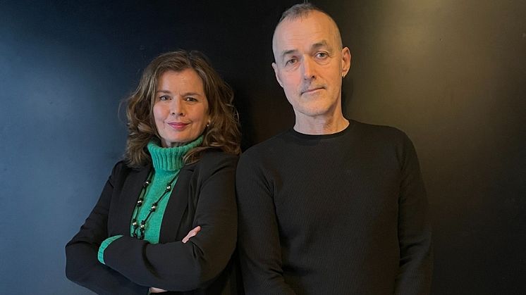 Jeanette Bergenstav och Nis Jakob, författare till en ny gemensam deckarserie. Foto: WAPI/Gyldendal